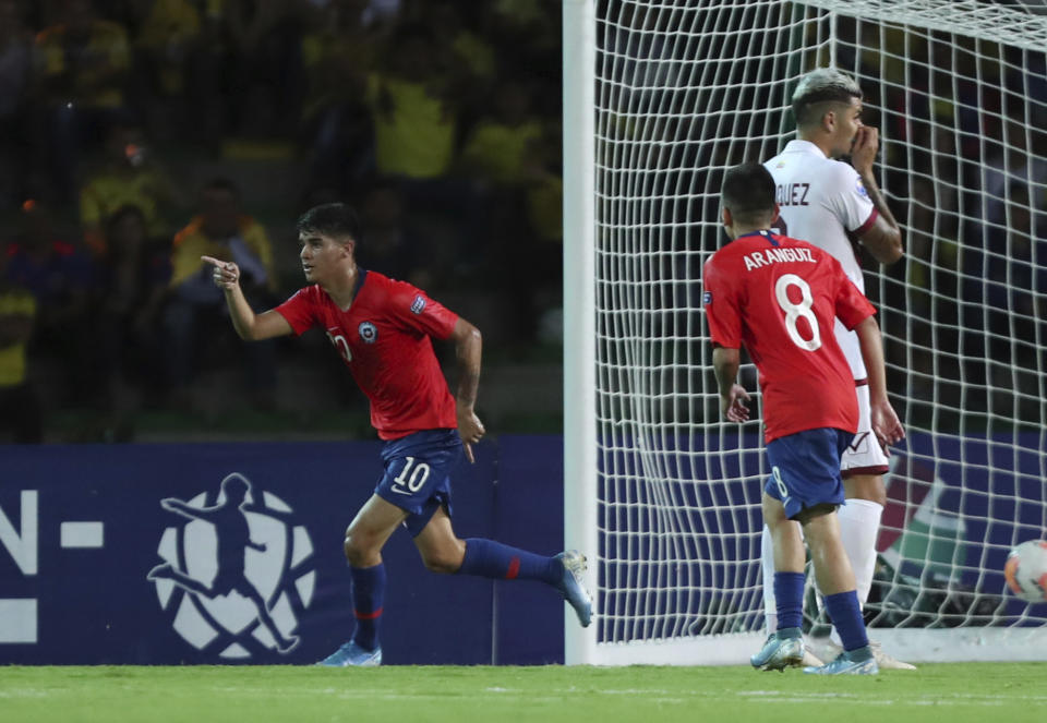 Ángelo Araos, de Chile, festeja tras anotar el tanto de la victoria ante Venezuela en el Preolímpico Sudamericano, el martes 21 de enero de 2020, en Armenia, Colombia (AP Foto/Fernando Vergara)