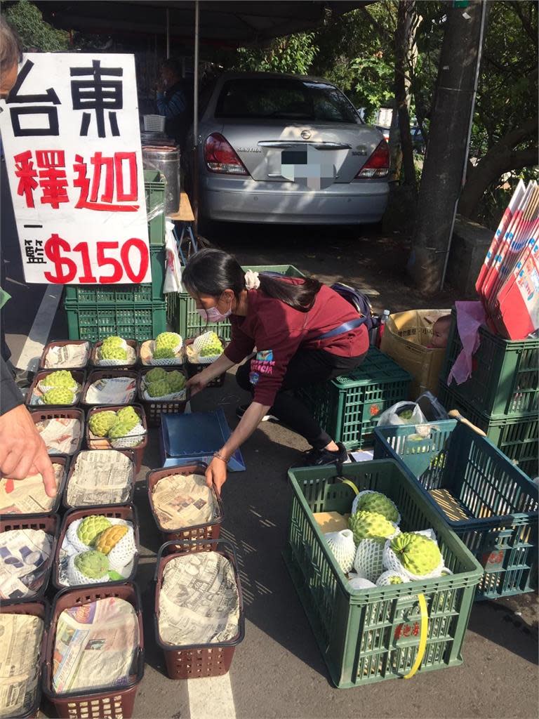 孩子睡紙箱淚討抱抱！虎頭山「釋迦媽媽」頂風雨擺攤撐生計