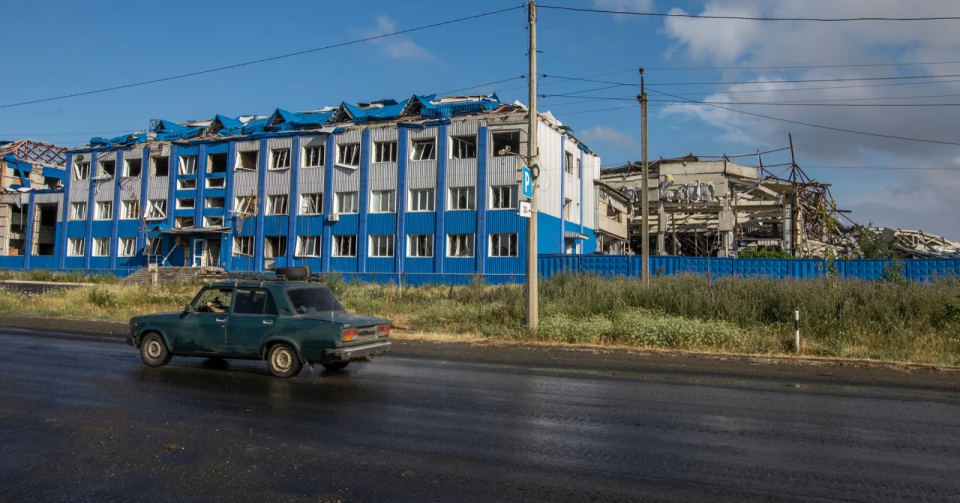 A building destroyed by shelling at the entrance to Bakhmut <span class="copyright">Oleksandr Medvedev / NV</span>