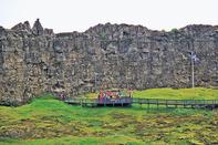 930 年，冰島人就在這列美歐板塊的斷層高壁下，建立了世界上最早的議會，露天議事。（楊映波攝）