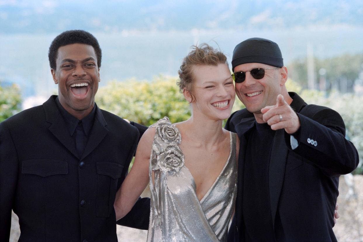 Milla Jovovich y Bruce Willis protagonizaron juntos 'El quinto elemento' en 1997. (Foto de Michel Gangne/AFP via Getty Images)