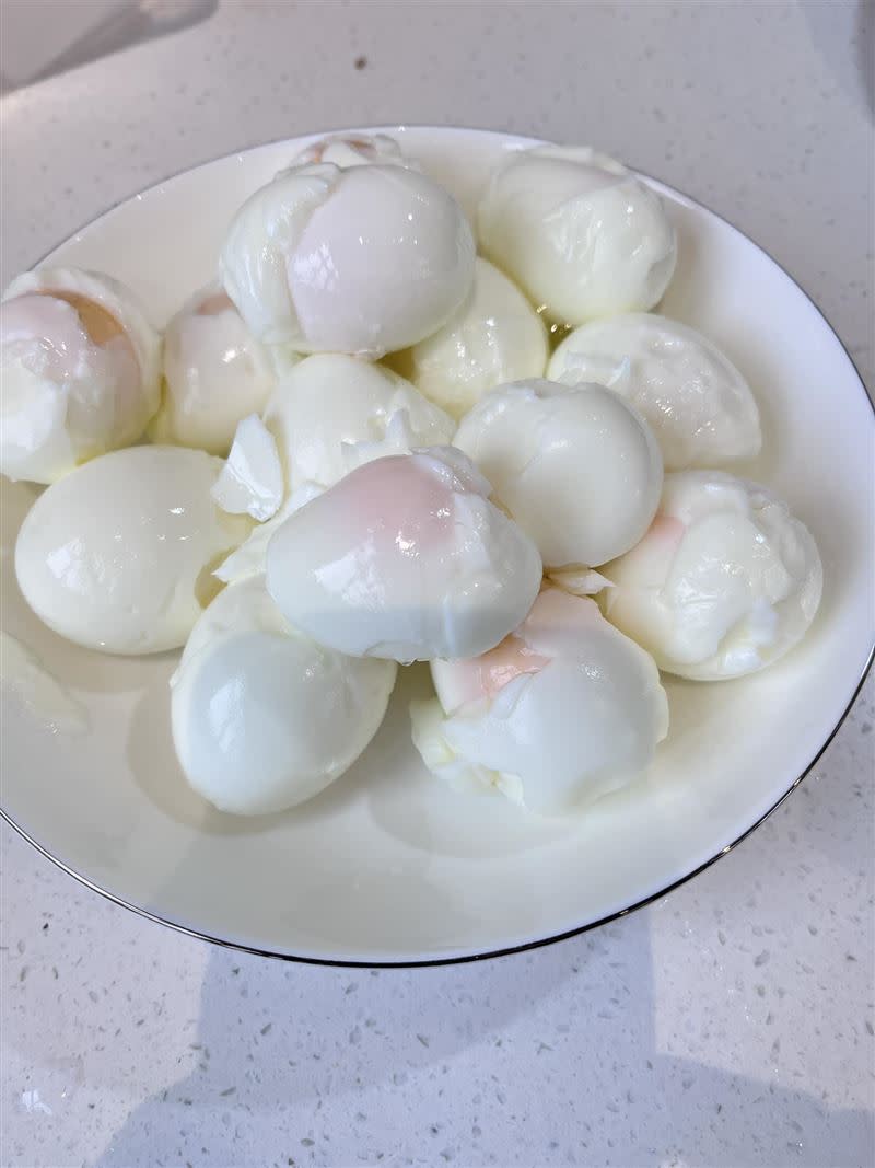 網友表示煮好的蛋也用冷水浸泡，但剝殼時仍然支離破碎。（圖／翻攝自臉書《家常菜》）