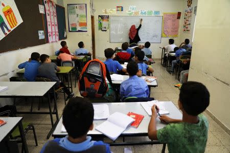 Palestinian children attend a class in a school in the East Jerusalem neighbourhood of Jabel Mukhaber June 15, 2017. REUTERS/Ammar Awad