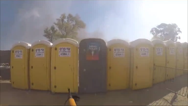 El momento en que terroristas de Hamas disparan a los baños químicos del festival en Re'im