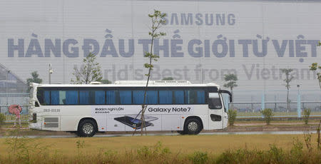 A bus, with an image of the Samsung Galaxy Note 7, transports employees on the way to work at the Samsung factory in Thai Nguyen province, north of Hanoi, Vietnam October 13, 2016. REUTERS/Kham