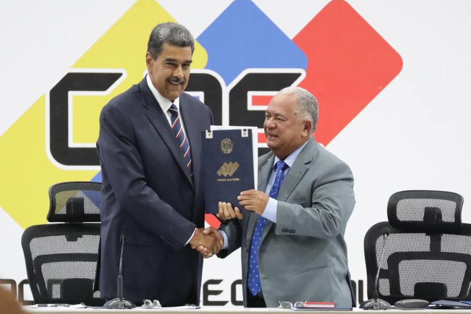 El presidente de Venezuela, Nicolás Maduro, y el presidente de Consejo Nacional Electoral (CNE), Elvis Amoroso, sostienen el acta de juramentación del presidente electo este lunes, en Caracas. / Venezuelan President Nicolás Maduro and the president of the National Electoral Council (CNE), Elvis Amoroso, hold the swearing-in certificate of the president-elect on Monday in Caracas.