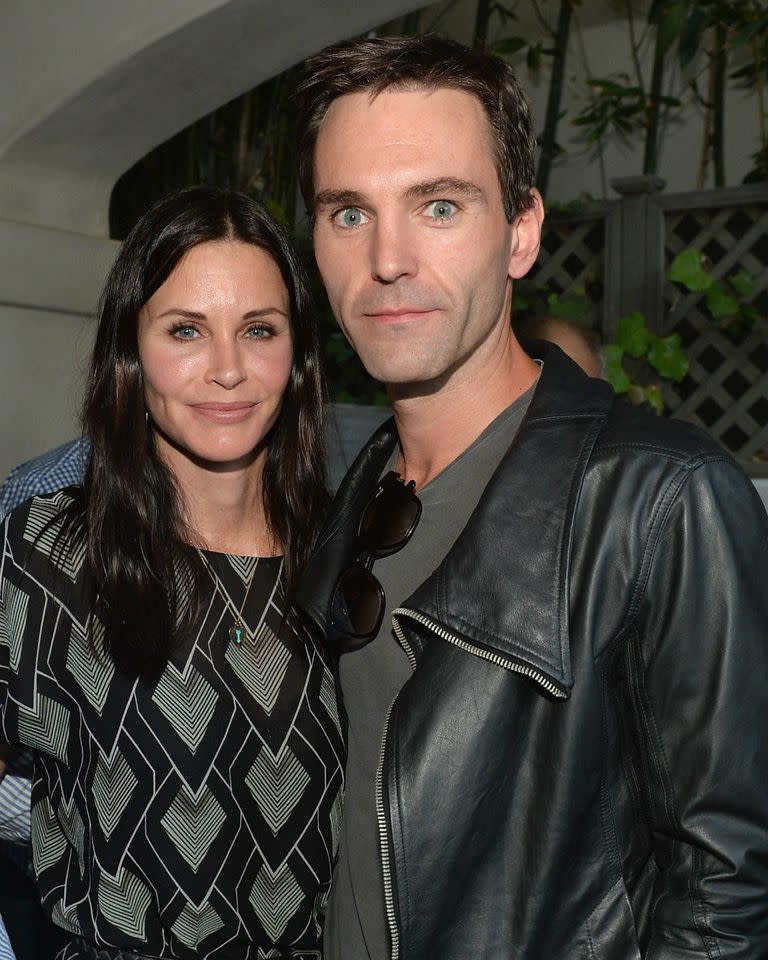 Courteney Cox  y el compositor Johnny McDaid fueron a la presentación de un libro en California. Sí, es Courteney y aún se vislumbra la chica de Friends en sus facciones; la caripela del amigo también es extraña, ¿cierto?