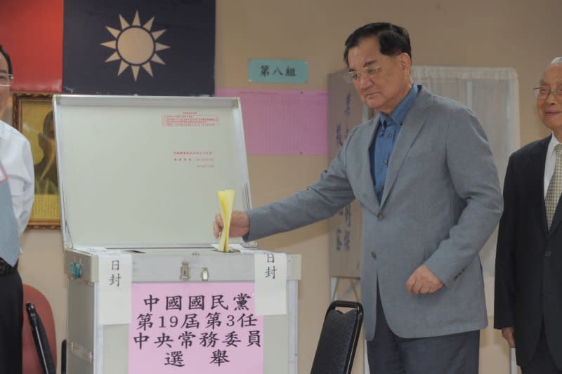 連戰出席國民黨中常委投票(台北攝影聯誼會提供)
