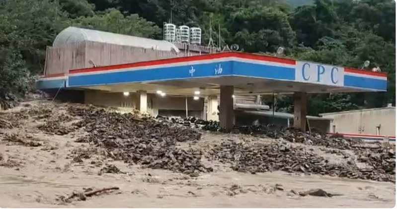 中油聖本篤站月前因卡努颱風來襲，已經4度遭土石流掩埋。（翻攝記者爆料網臉書）