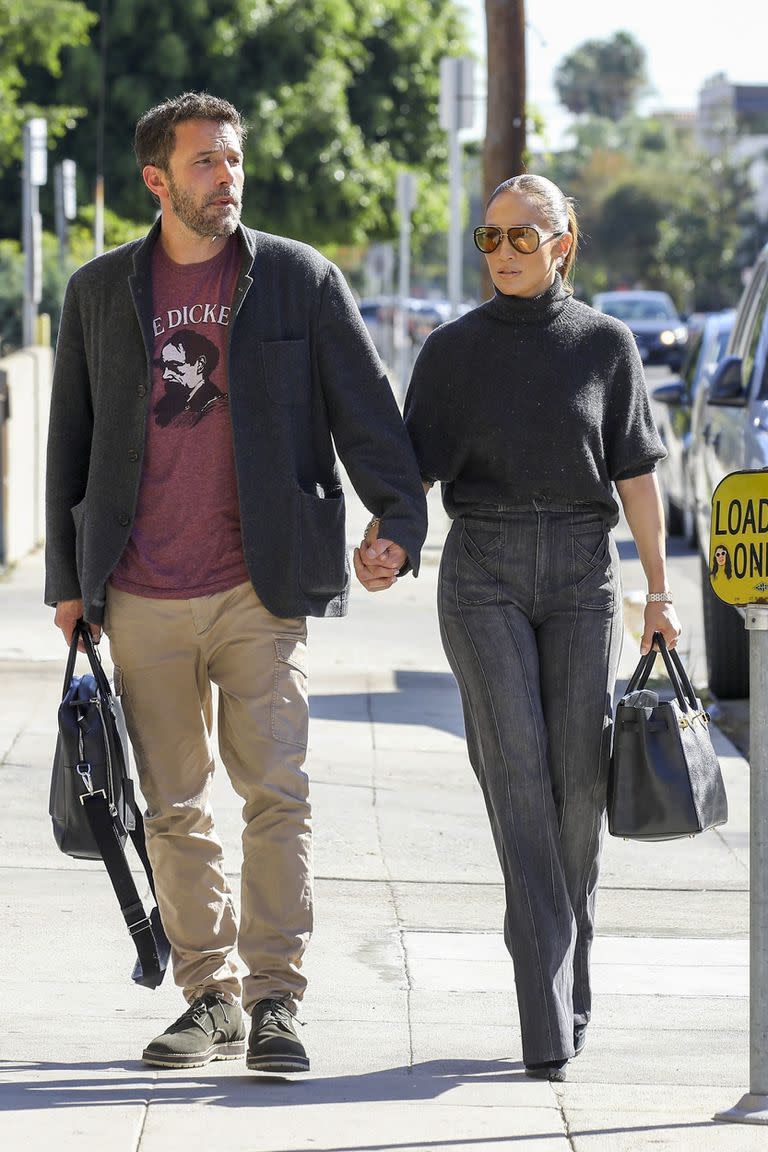 Ben Affleck y Jennifer Lopez saliendo de un estudio de música en Los Ángeles.