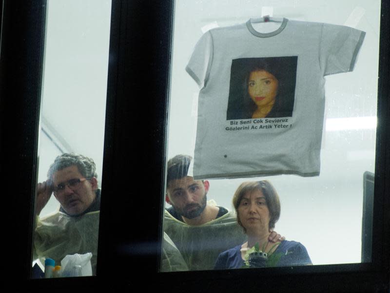 Vom Intensiv-Krankenzimmer ihrer Tochter aus blicken die Eltern von Tugce A. und ihr Bruder auf mehrere tausend Menschen, die vor dem Klinikum zu einer Mahnwache zusammengekommen sind. Foto: Boris Roessler