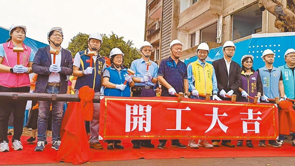 彰化市公所與台鐵公司合作推動彰化台鐵舊宿舍群3棟歷史建築修復工程，24日舉行開工典禮，總經費7836萬元，預計1年半後完工。（葉靜美攝）