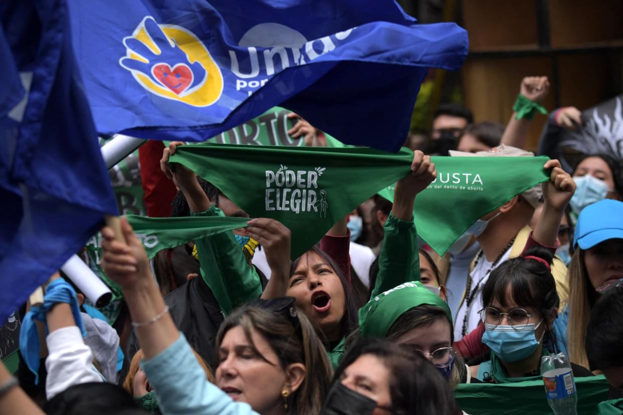 Des personnes pour (en vert) et contre (en bleu) l'avortement lors d'une manifestation en attendant la décision de la Cour constitutionnelle sur sa dépénalisation à Bogota, le 21 février 2022.
 - Raul ARBOLEDA / AFP