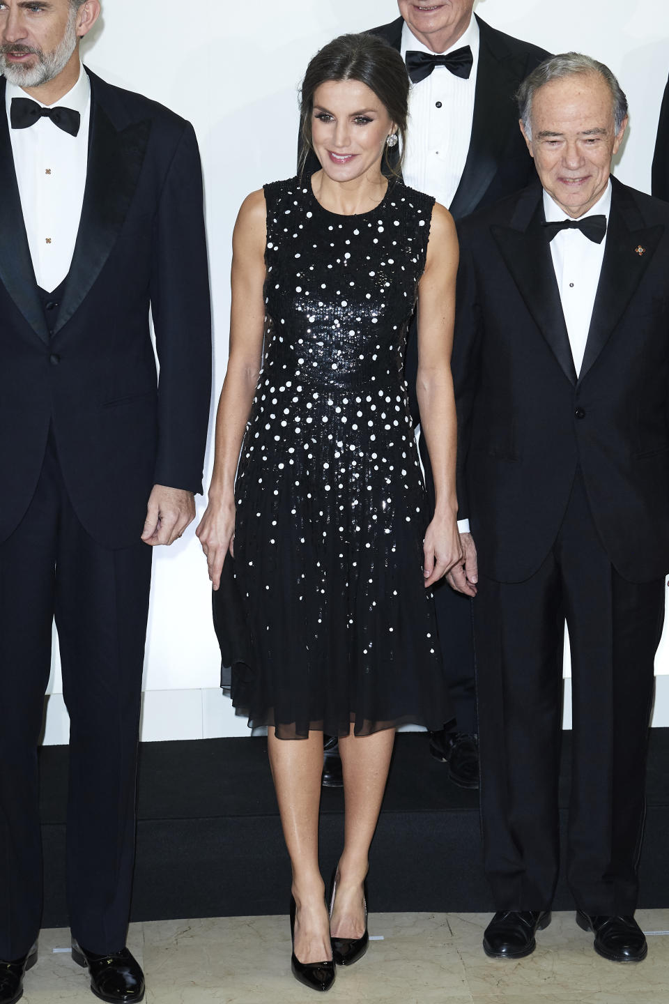 En 2018 la <em>royal </em>también repitió vestido, un diseño negro con lentejuelas de Carolina Herrera. Unos salones de Lodi y un bolso de mano de Magrit completaron su estilismo. (Foto: Carlos R. Alvarez / Getty Images)