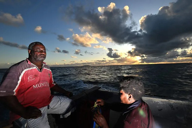 Abaitia Rosivulavula, pescador, junto a su esposa Ani Navula pescando en las aguas de Suva en Fiji