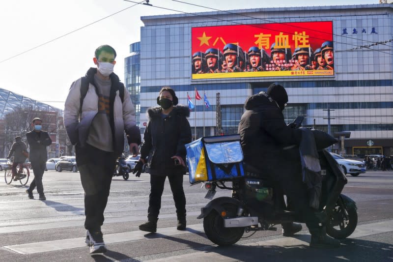 <cite>北京街頭的解放軍宣傳海報。（美聯社）</cite>