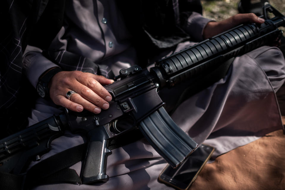 Un combatiente talibán con un rifle hecho en Estados Unidos en el distrito de Alingar de la provincia de Lagmán en Afganistán, el 13 de marzo de 2020. (Jim Huylebroek/The New York Times)