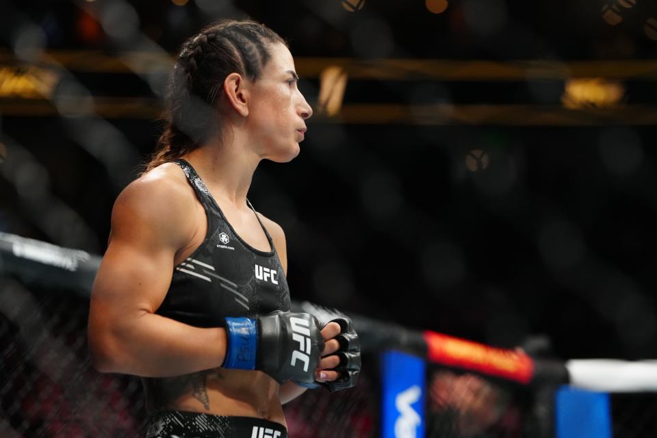 Tecia Pennington (guantes rojos) se prepara para pelear contra Carla Esparza (no en la foto) durante UFC 307 en Delta Center el 5 de octubre de 2024.