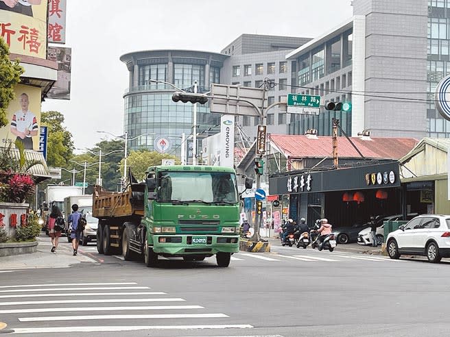 新北市城林橋因沒有銜接環漢路，許多大車都須繞道至中華路、水源街，當地交通經常大打結。（記者蔡雯如攝）