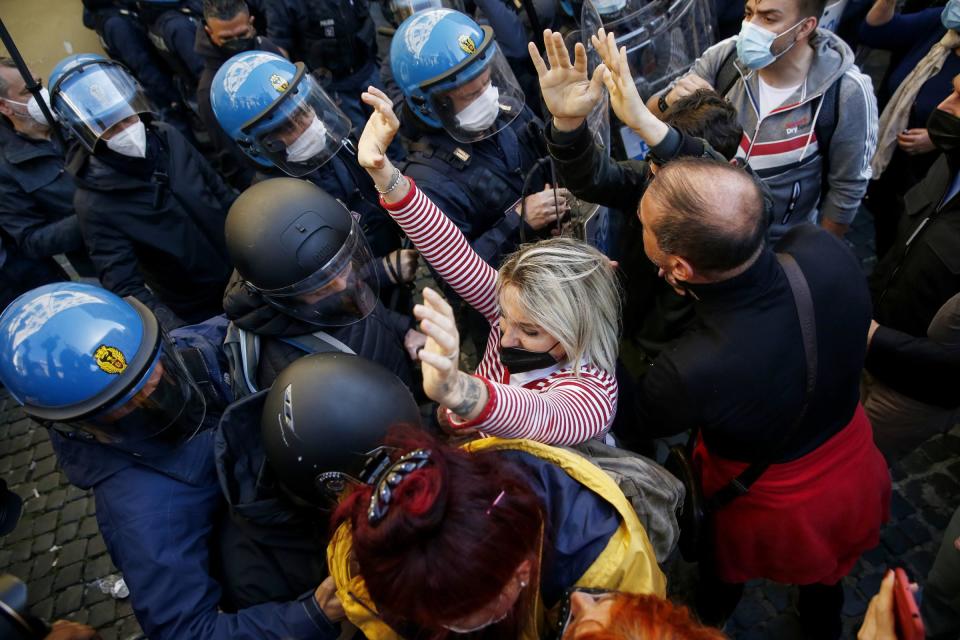 <p>La polizia ha effettuato diverse cariche quando i manifestanti hanno tentato di forzare il cordone delle forze dell'ordine. Tra i manifestanti che hanno dato vita al sit in davanti alla Camera si sarebbero infiltrati diversi gruppi di estremisti con l'obiettivo di strumentalizzare il disagio sociale e far salire la tensione. E' la lettura che arriva da fonti investigative che in queste ore stanno ricostruendo quanto avvenuto in piazza Montecitorio. (Foto Cecilia Fabiano/ LaPresse)</p> 