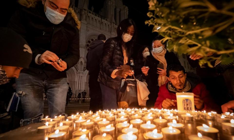 People pay tribute to the victims in Nice.