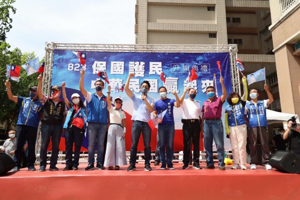蔣萬安二十一日在萬華舉辦升旗活動紀念八二三精神，他也振臂疾呼「讓中華民國贏起來」。（蔣萬安選辦提供）