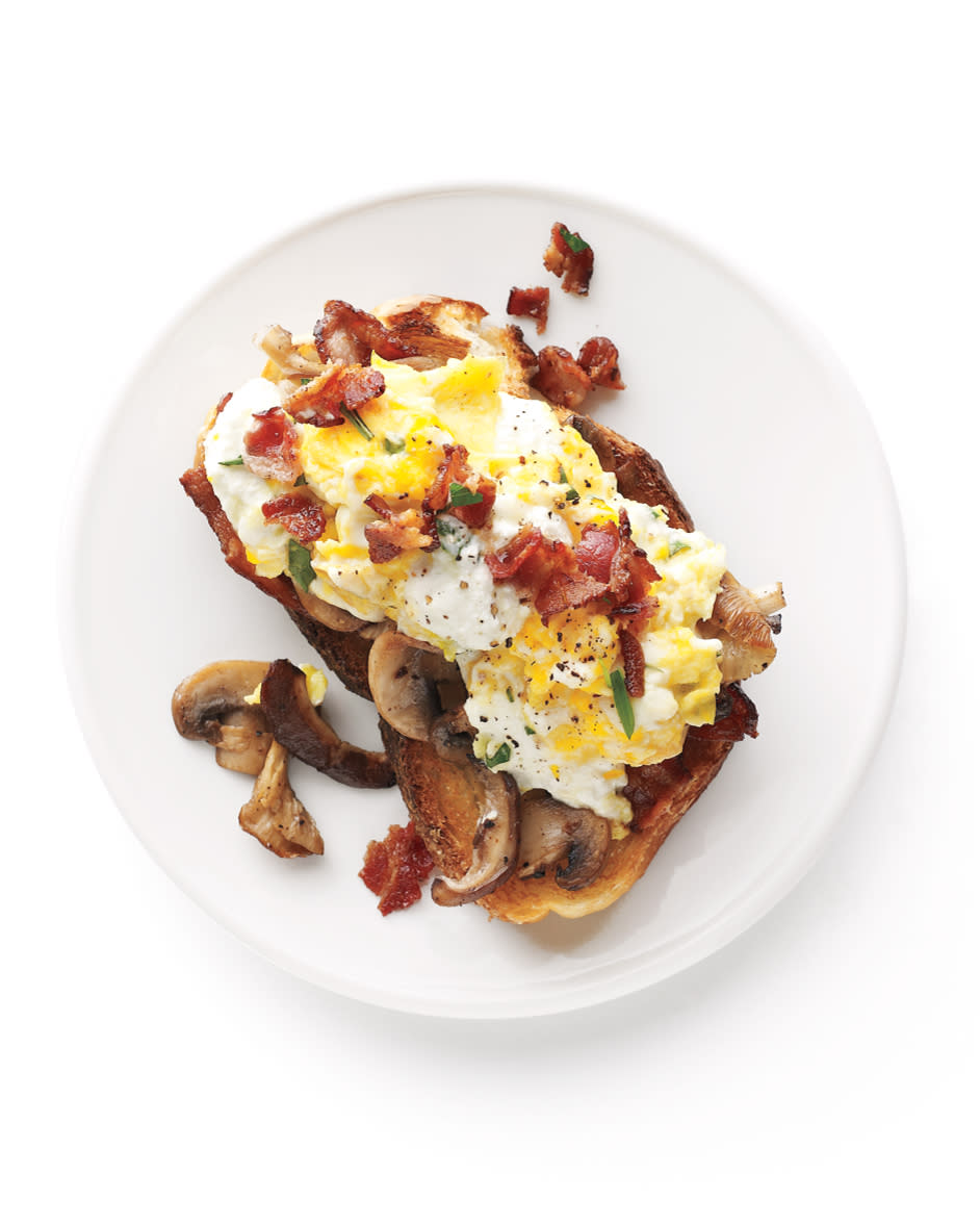 The One-Pan Wonder: Bacon and Eggs with Mushroom-Garlic Toasts