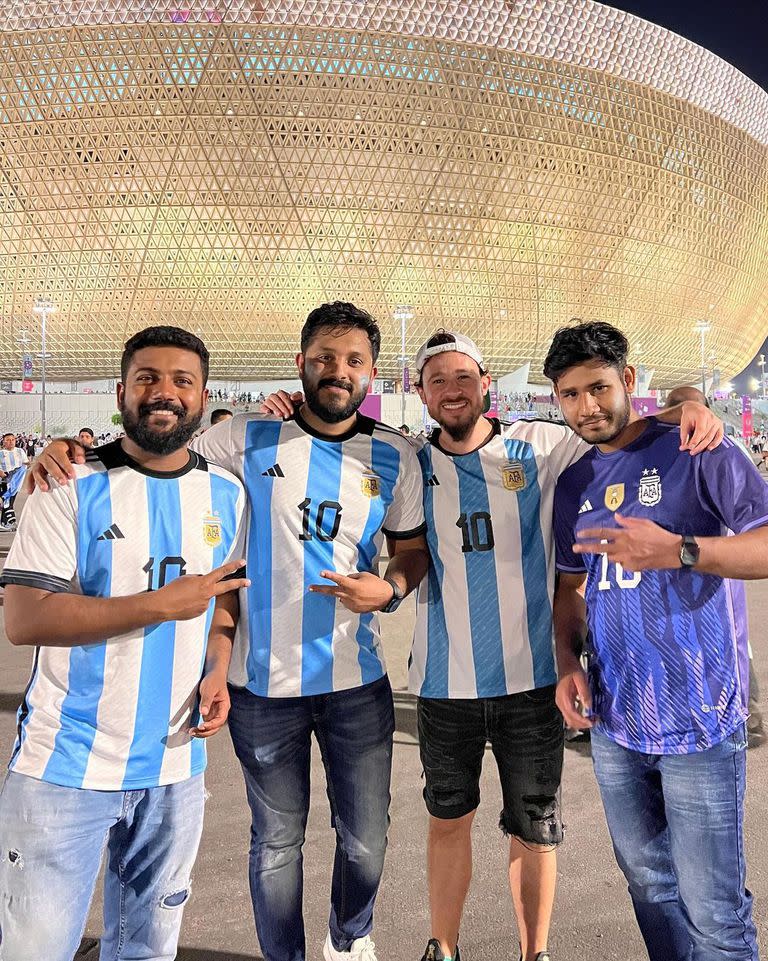 Luisito Comunica festejó con la hinchada argentina tras la derrota de México