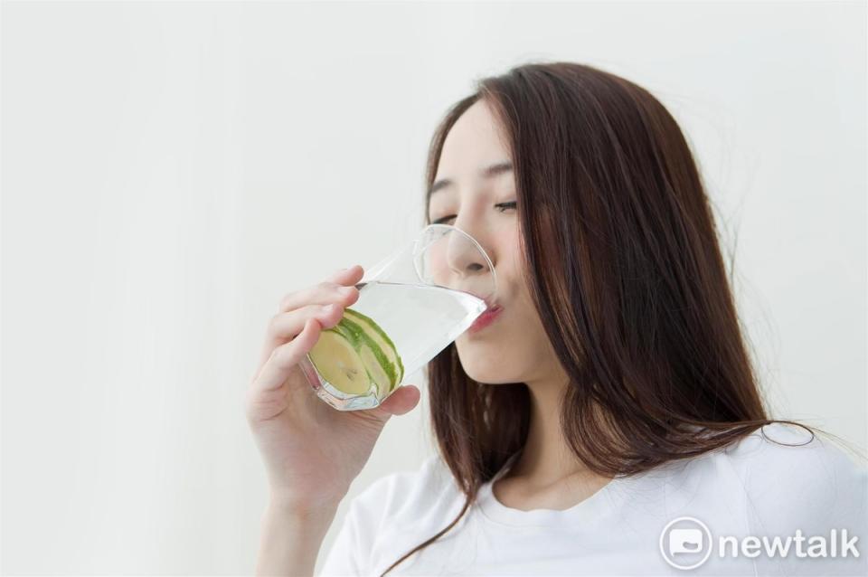 泌尿科醫師顧芳瑜表示，每天喝水3,000ml，可減少泌尿道感染機會。   圖：新頭殻資料照
