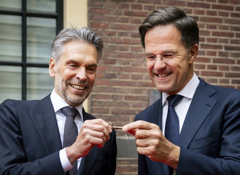 Mark Rutte (d) y su sucesor Dick Schoof como primer ministro de Países Bajos, durante la ceremonia de investidura en La Haya, el 2 de julio de 2024 (Remko de Waal)