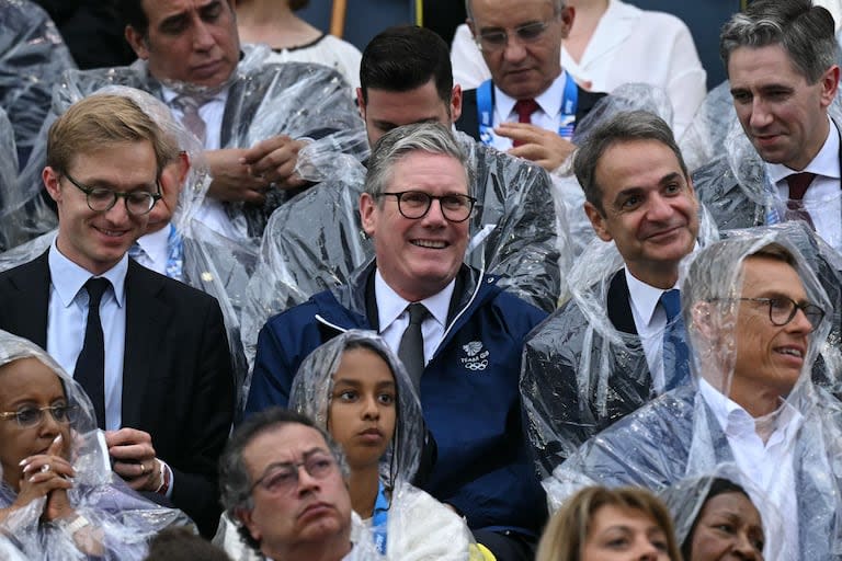 El primer ministro británico Keir Starmer  y el primer ministro griego Kyriakos Mitsotakis  asisten a la ceremonia de inauguración de los Juegos Olímpicos de París 2024 en París el 26 de julio de 2024. (Foto de Oli SCARFF / AFP)