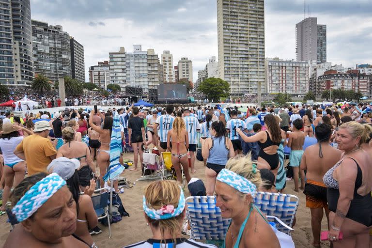 El partido de la Selección Argentina se disfruta desde la playa en Mar del Plata