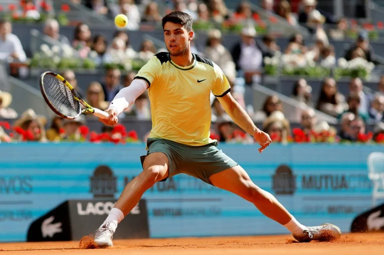 El tenista español Carlos Alcaraz durante su partido contra el brasileño Thiago Seyboth en la tercera ronda del Masters 1000 de Madrid, en la Caja Mágica de la capital de España el 28 de abril de 2024 (OSCAR DEL POZO)