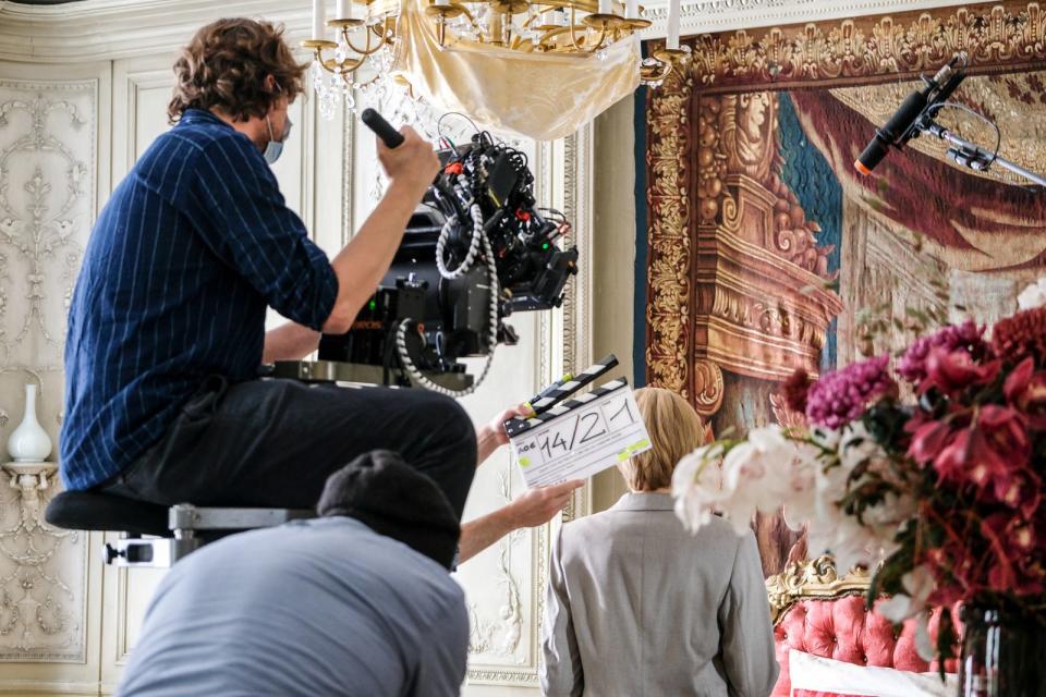 In aufwendigen Reenactment-Szenen wurden die letzten Stunden Dianas (Mareile Blendl) in der Imperial Suite des Pariser Hotel Ritz nacherzählt. (Bild: ZDF / Susanne Bernhard)