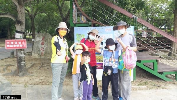 新化虎頭埤「虎埤八景」介紹牌自拍送特色小禮物及熱咖啡活動深受民眾歡迎，，市府加碼於平日也可兌換，滿足遊客需求。（記者李嘉祥攝）