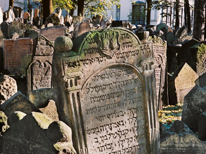 Dicht gedrängt stehen die Grabsteine auf dem alten jüdischen Friedhof in Prag. Rund 100 000 Menschen wurden dort auf einer Fläche von nur einem Hektar begraben. Foto: Jewish Museum Prague