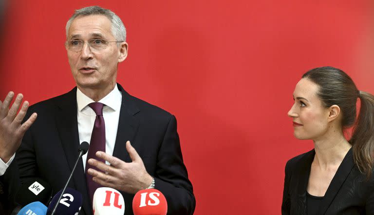 El secretario general de la OTAN, Jens Stoltenberg, y la primera ministra finlandesa, Sanna Marin, hacen una declaración a la prensa antes de la reunión anual de SAMAK, el Comité de Cooperación de los partidos socialdemócratas y sindicatos nórdicos, en Helsinki, Finlandia, el 28 de febrero de 2023.