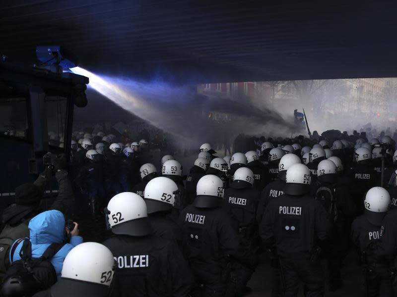 Die Polizei setzte Wasserwerfer ein. Foto: Axel Heimken