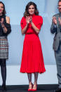 <p>Königin Letizia bezauberte bei den National Fashion Awards in Madrid von Kopf bis Fuß in Rot. Das strahlende Vintagekleid mit Puffärmeln gehörte einst Schwiegermama Sofia, die es zuletzt 1980 trug. (Bild: Getty Images) </p>