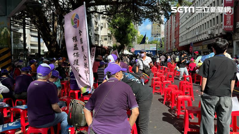 國民黨祭出藍鷹迎戰青鳥，雙方各有支持者。（圖／記者陳怡潔攝影）