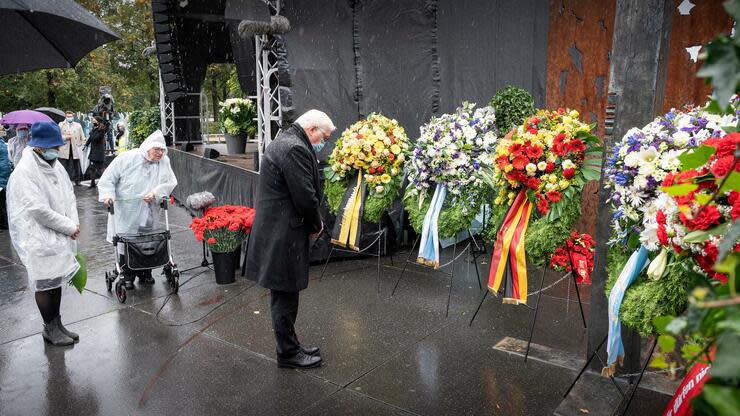 Bundespräsident Frank-Walter Steinmeier legt am Ort des Oktoberfest-Attentats von 1980 einen Kranz nieder und gedenkt gemeinsam mit Überlebenden, Gudrun Lang (l) und Renate Martinez (2.v.l) des rechtsterroristischen Anschlags. Foto: dpa