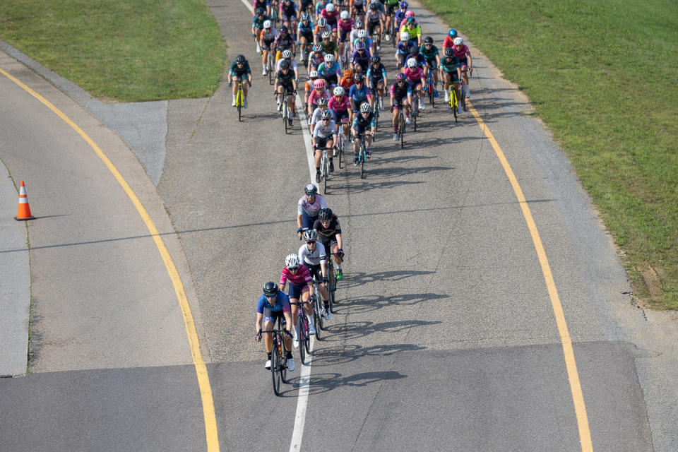 Andrea Buttine, Shayna Powless, Alexis Ryan, Erica Zaveta, and Paige Onweller try to get some separation from the main field.