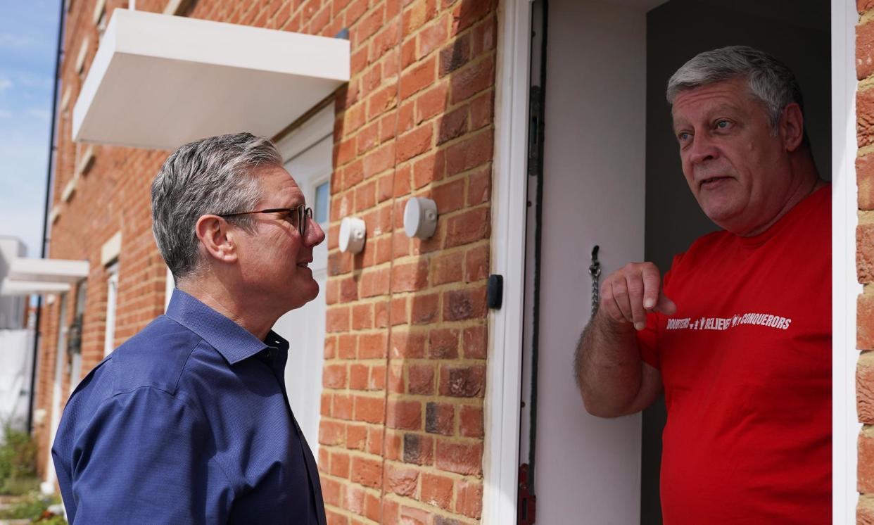 <span>Keir Starmer visits a housing development in North Yorkshire on 20 June as polls predicting a Labour landslide cause unease among party’s campaigners.</span><span>Photograph: Ian Forsyth/Getty Images</span>