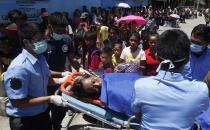 Paramedics carry on a stretcher a sick evacuee who was among those that were forced to evacuate their village due to fighting between government soldiers and Muslim rebels from the Moro National Liberation Front (MNLF) in Zamboanga city in southern Philippines September 13, 2013. According to local government officials, the number of evacuees reached about 20,000 people on the fifth day of a government stand-off with the MNLF seeking an independent state. REUTERS/Erik De Castro (PHILIPPINES - Tags: CIVIL UNREST SOCIETY POLITICS)