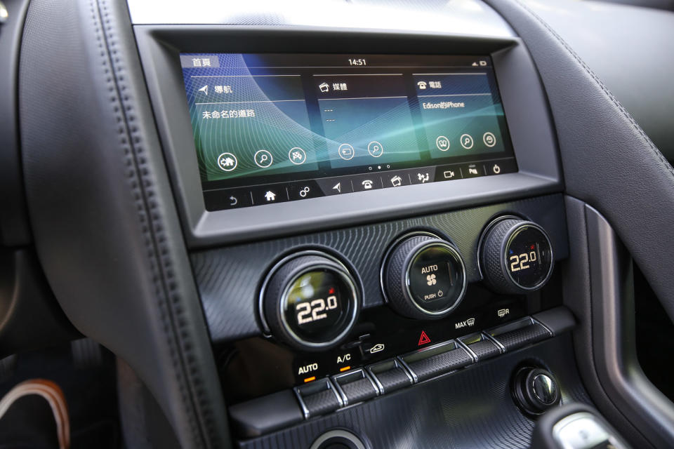 F-Type 全車系標配 10 吋螢幕歸高額的 InControl Touch Pro 智慧觸控顯示幕。