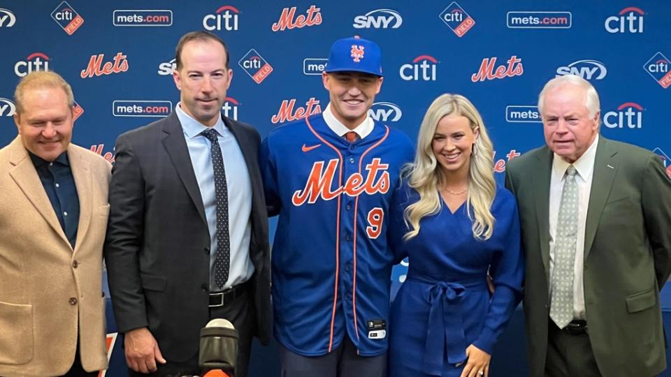 Brandon Nimmo flanqueado por Scott Boras, Billy Eppler, Chelsea Nimmo y Buck Showalter