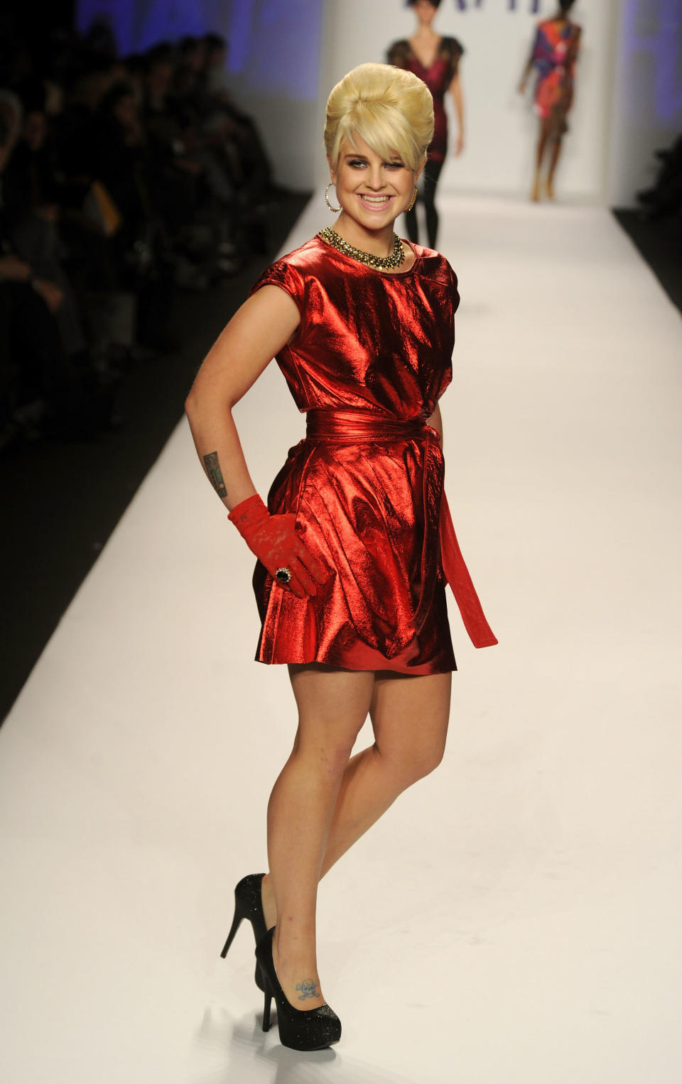 <p>Kelly Osbourne, die Tochter von Musiker Ozzy Osbourne, versuchte sich schon als Reality-Star, Sängerin, Moderatorin und auch als Model. 2010 präsentierte sie für die Wohltätigkeitsshow „Fashion for Relief“ im Rahmen der New Yorker Fashion-Week diesen Look. (Bild: Getty Images) </p>