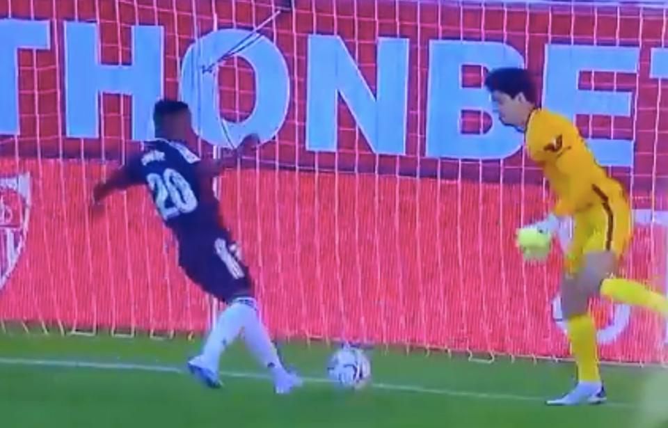 Vinícius en el momento en que falla al intentar impactar con el balón en la misma línea de gol. (Fuente: Twitter/@PrawMedia_)
