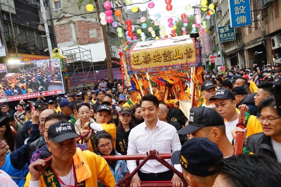 按照青山宮「扶轎政治學」，第一天由台北市長擔任扶轎官。（圖／台北市政府提供）