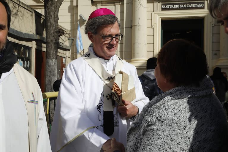 El arzobispo saludando a los fieles